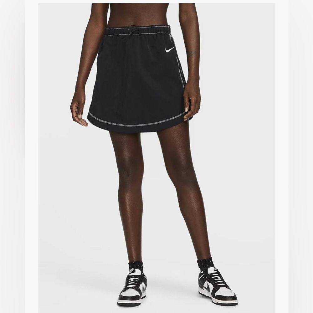 Nike. Woven High-Rise Skirt. Black & White. Size Large.